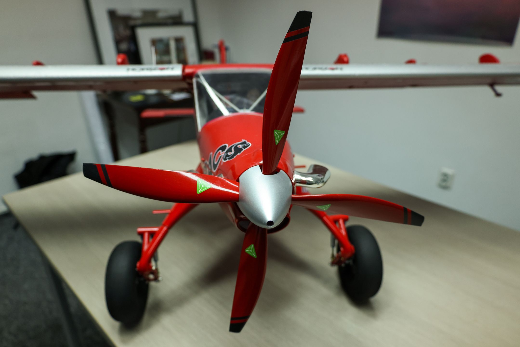 Warszawa, 26.01.2026. Prezentacja modelu samolotu Draco przy pl. Inwalidów w Warszawie, 26 bm. Tworzony przez warszawski startup DRACO Aircraft czteromiejscowy samolot ma mieć możliwość startu i lądowania na dystansie krótszym niż 30 metrów (Short Take Off and Landing ? STOL) bez konieczności wykorzystania stałego pasa startowego. Konstrukcja ma znaleźć zastosowanie m.in. w wojsku i służbach porządkowych. (ad) PAP/Albert Zawada