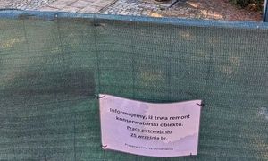Taka kartka tuż przed rocznicą Powstania Warszawskiego. Przewodnik pisze o skandalu