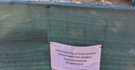 Taka kartka tuż przed rocznicą Powstania Warszawskiego. Przewodnik pisze o skandalu