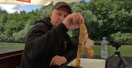 Zamówił rybę nad Bałtykiem. Wziął kęs i wypalił. "Bez komentarza"