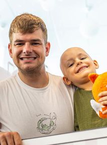 Jakub Patecki visits oncology patients: A unique initiative