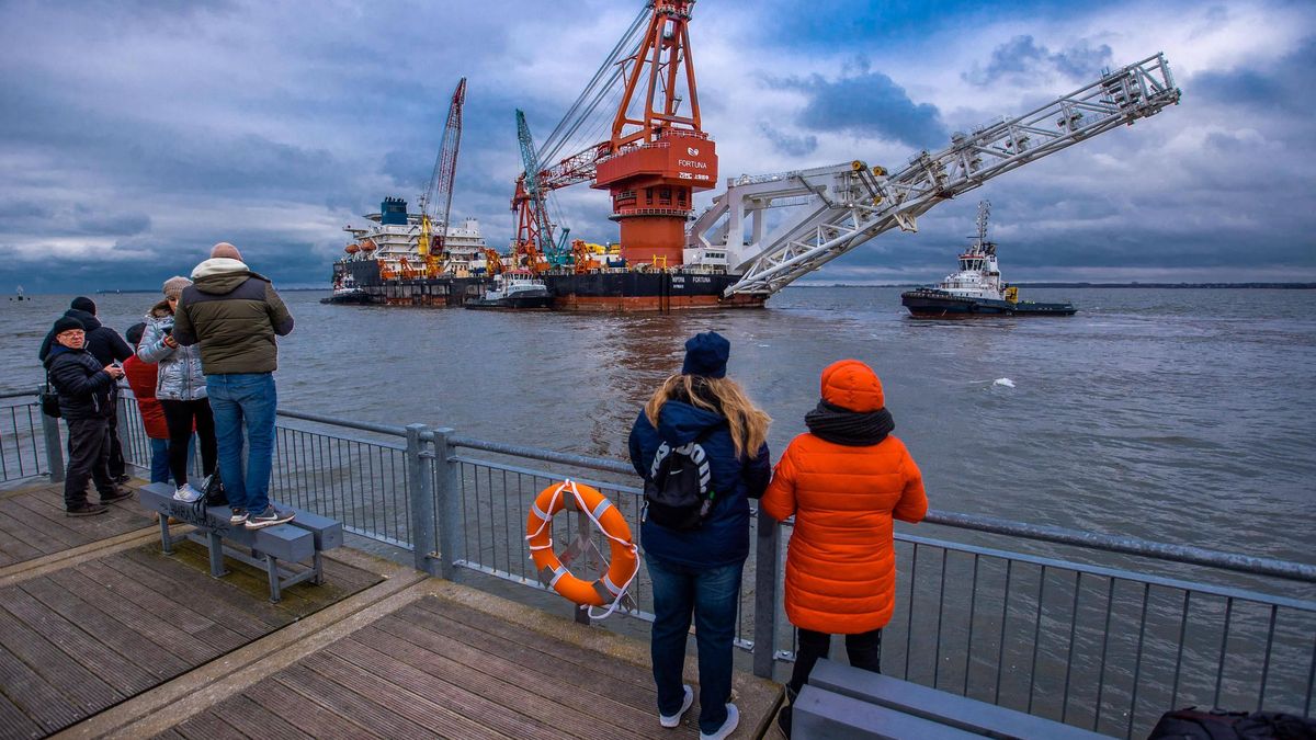 Russian laying ship "Fortuna"14 January 2021, Mecklenburg-Western Pomerania, Wismar: Passers-by take pictures of the Russian pipe-laying vessel "Fortuna" on the pier, which is being towed out of the harbour onto the Baltic Sea by tugboats. The special ship is being used for construction work on the German-Russian Nord Stream 2 gas pipeline in the Baltic Sea. Media reported, citing authorities in Denmark, that pipe-laying work should begin in Danish waters in mid-January 2021, with the Russian pipe-laying vessel "Fortuna" to be used. Photo: Jens B�ttner/dpa-Zentralbild/ZB Dostawca: PAP/DPA.Jens B�ttnerShipping, Web, Building, Seasons, Water, Winter, Nord Stream, Pipe Layers, Crane, Baltic Sea, Communities, Industrial port, Special ship, red, Shipping company, Gas line, Laying vessel, Russia, Sky, Clouds, Lifebelt, Exterior shot, Feature, Group