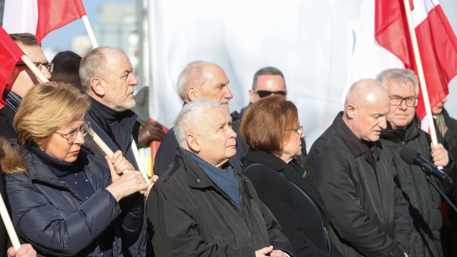 Rafa� Guz
katastrofa smole�ska, miesi�cznica, obchody, PiS, Plac Pi�sudskiego, polityk, polityka, pomnik, pomnikiem