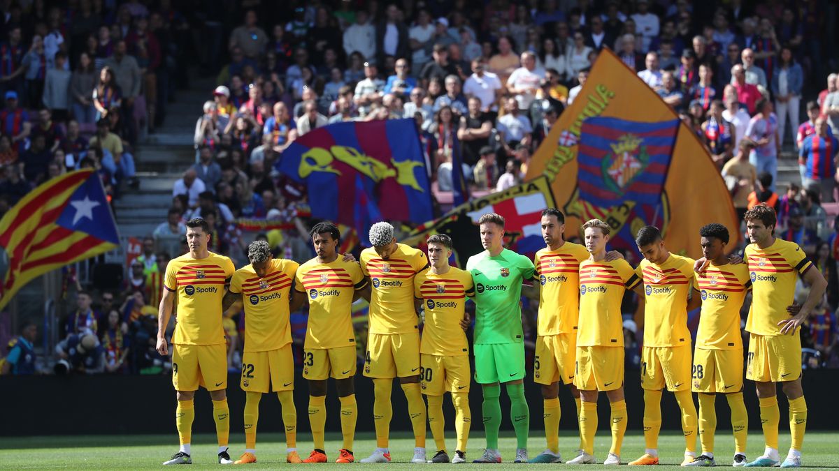 FC Barcelona players during the minut of silence for Josep Maria Fuste during the match between FC Barcelona and Club Atletico de Madrid, corresponding to the week 30 of the Liga Santander, played at the Spotify Camp Nou Stadium, in Barcelona, on 23th April 2023. (Photo by Joan Valls/Urbanandsport /NurPhoto via Getty Images)