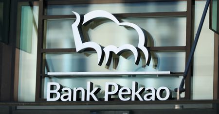 Pekao ostrzega klientów: latem rośnie ryzyko oszustw w sieci