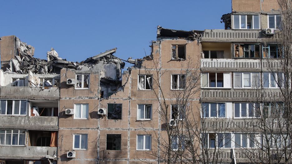 Destroyed apartment buildings in the shelling of two weeks ago by a 'Uragan' missile, in Donetsk, Ukraine, 11 April 2022. In the self-proclaimed Donetsk People's Republic (DPR), 261 people died from 01 April to 07 April, the press service of the Commissioner for Human Rights in the republic reports. In total, 6,271 deaths have been registered in the DPR since the spring of 2014, including 96 children. On 24 February Russian troops had entered Ukrainian territory in what the Russian president declared a 'special military operation', resulting in fighting and destruction in the country, a huge flow of refugees, and multiple sanctions against Russia. EPA/SERGEI ILNITSKY Dostawca: PAP/EPA.