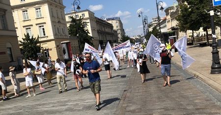 Protest medyków na ulicach Warszawy. "Pozwólcie leczyć pacjentów lepiej!"