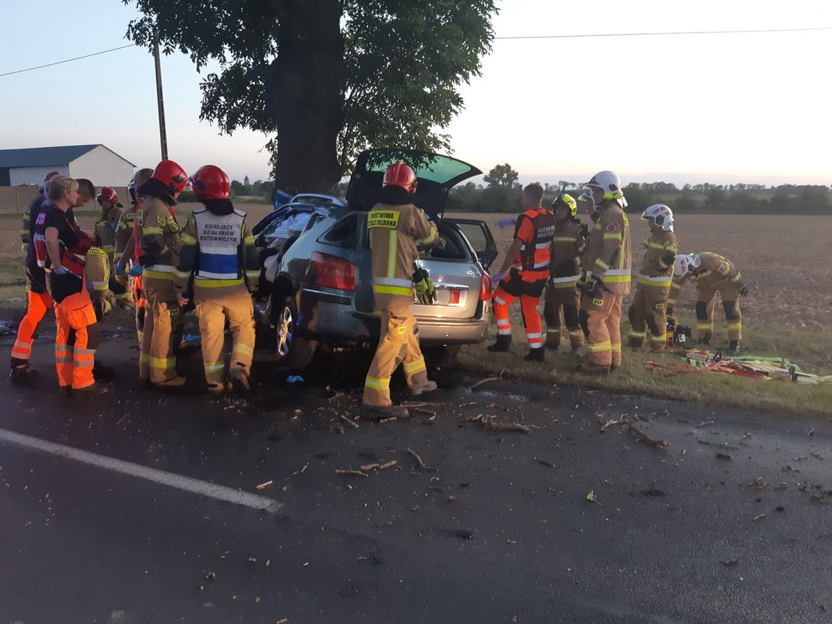 Auto roztrzaskało się na drzewie. Nie żyją dwie młode osoby