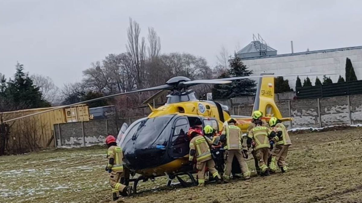 strażacy asekurowali start śmigłowca w Poznaniu