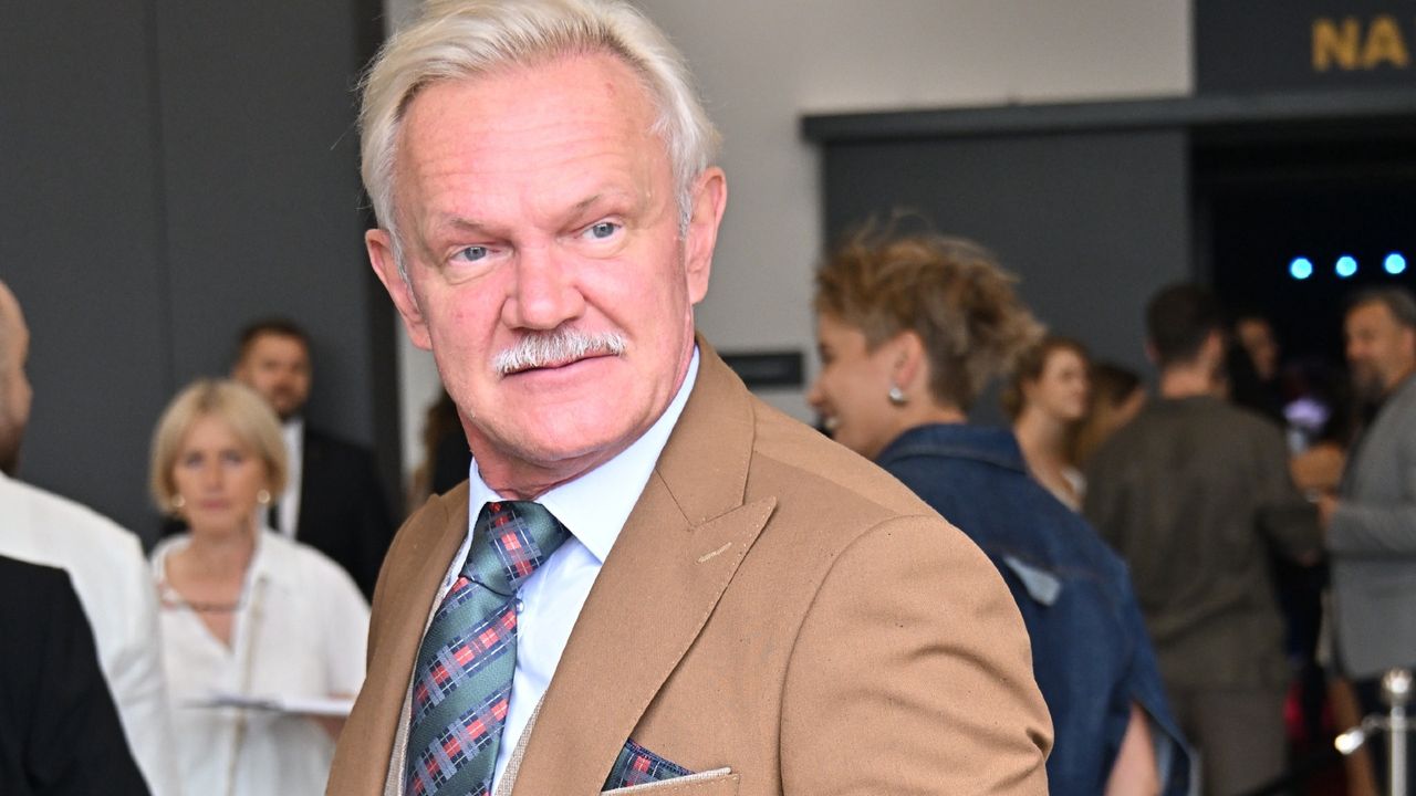 Cezary Pazura w zupełnie nowym wydaniu. TAK wyglądał podczas ramówki Polsatu [ZDJĘCIA]