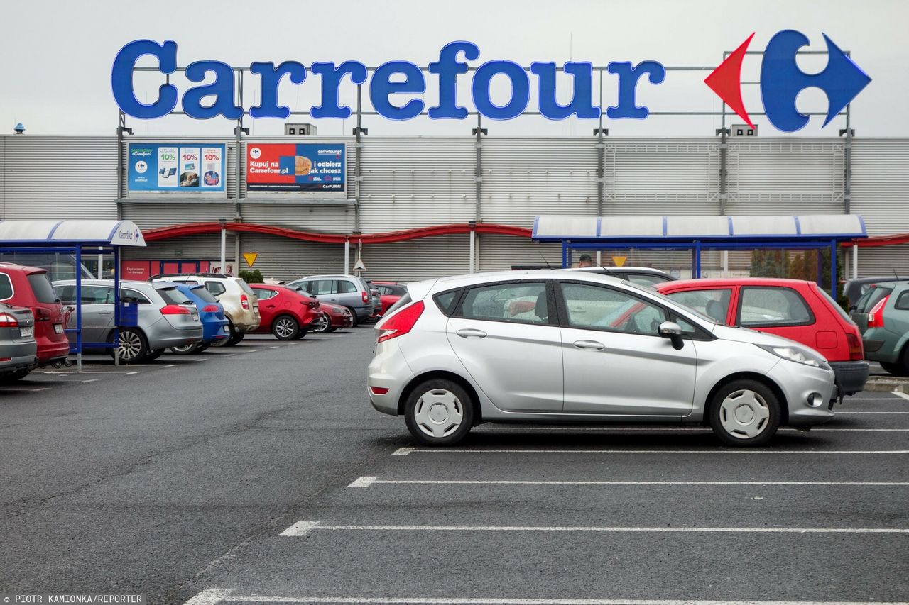 Koniec z tankowaniem na Carrefourze. Sieć chce sprzedać stacje paliw