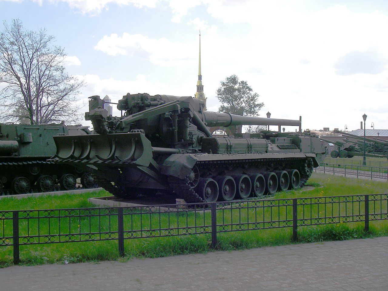 Armata 2S7 Pion w Wojskowo-historycznym muzeum artylerii w Petersburgu w Rosji
