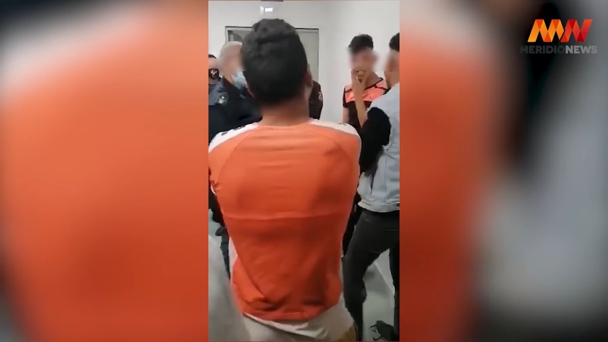 Policjant z ośrodka przyjmowania migrantów zmuszał dwóch z nich do bicia się wzajemnie po twarzach.