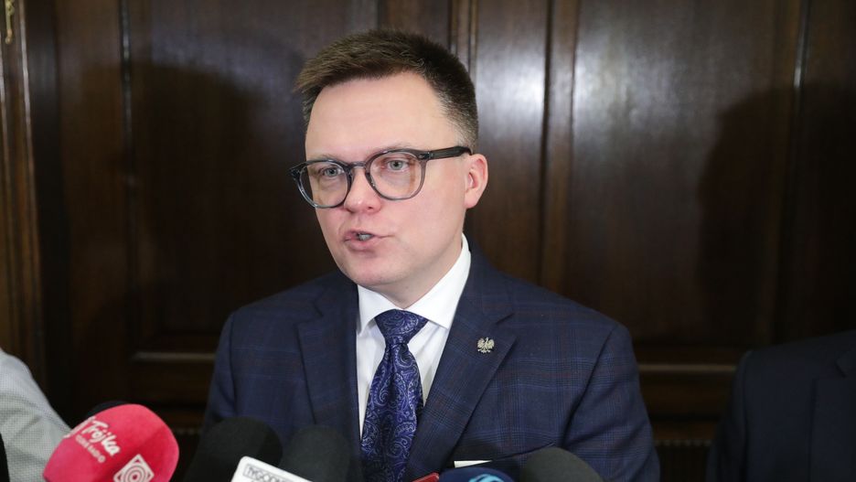 Warszawa, 21.02.2024. Marszałek Sejmu Szymon Hołownia (C) podczas wypowiedzi dla mediów w Sejmie w Warszawie, 21 bm. (ad) PAP/Tomasz Gzell