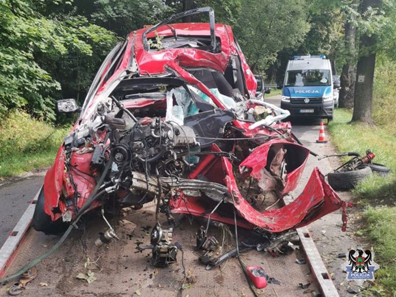 Kolejny wypadek śmiertelny w regionie. Nie żyje 22-letni kierowca BMW