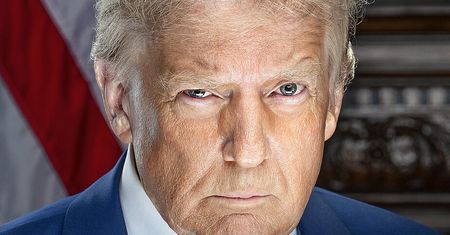 Trump uderza w chiński przemysł. Nowe cła na kluczowy materiał dla chipów i paneli słonecznych