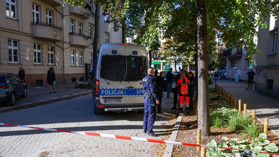Poznań, 18.10.2023. Miejsce ataku nożownika w rejonie skrzyżowania ulic Łukaszewicza i Karwowskiego na poznańskim Łazarzu, 18 bm. Mężczyzna w podeszłym wieku zaatakował nożem 5-letnie dziecko, przebywające z grupą przedszkolną na wycieczce. (amb) PAP/Jakub Kaczmarczyk