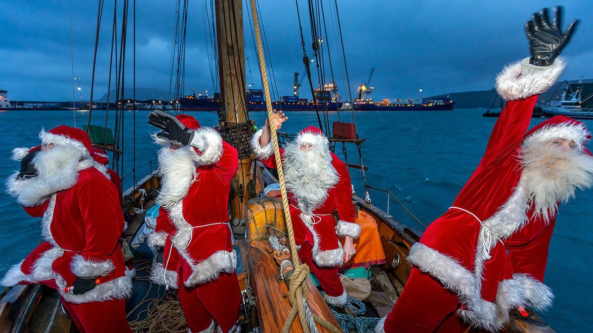 Na Wyspach Owczych zamiast saniami Mikołajowie podróżują łodzią