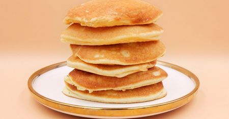 Najlepszy przepis na amerykańskie pancakes. Wychodzą miękkie, lekkie i pyszne za każdym razem