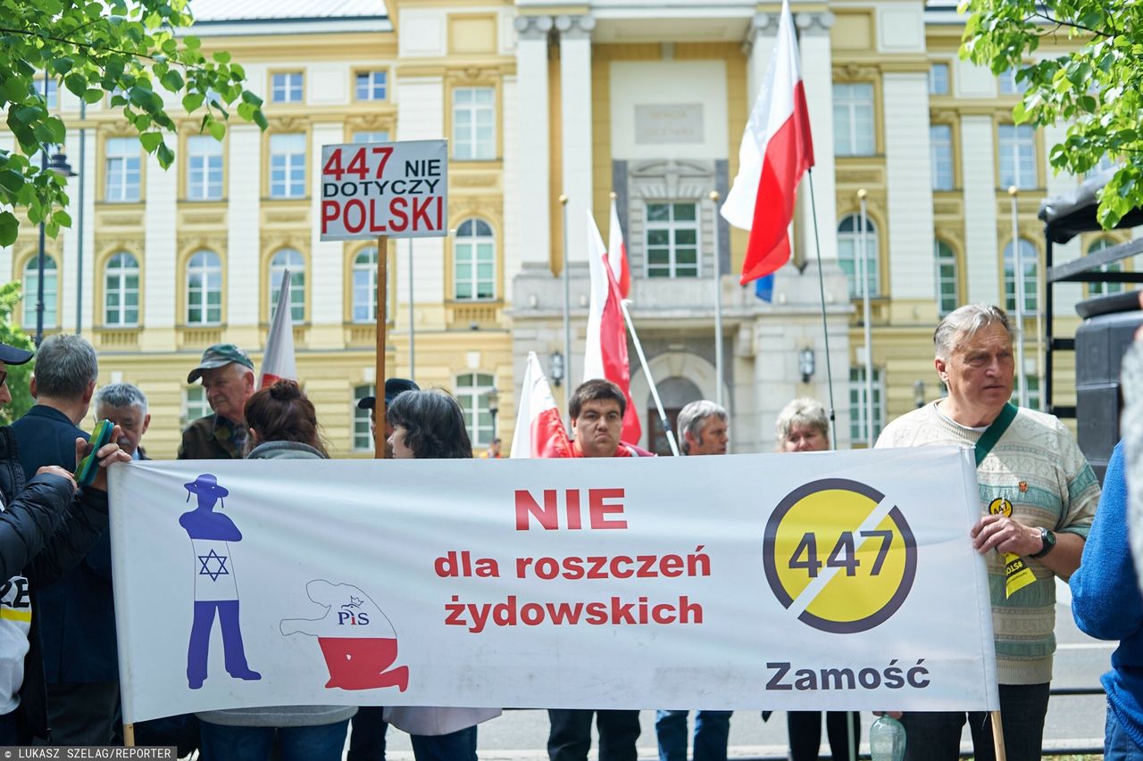 Na zdjęciu: demonstracja zorganizowana przez Stowarzyszenie Marsz Niepodległości w 2019 roku przeciwko amerykańskiej ustawie z 2017 roku o niezwłocznym uczynieniu sprawiedliwości ocalonym z Holocaustu, którym nie zadośćuczyniono ich strat 