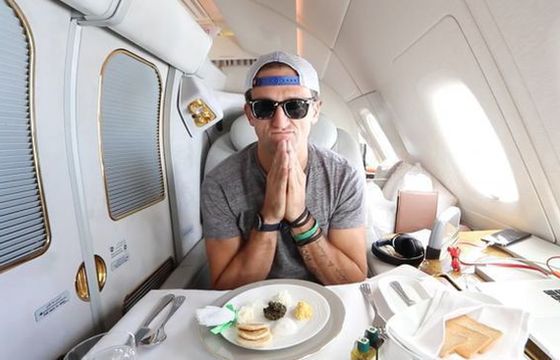 Youtuber Casey Neistat opływa w luksusy w reklamie linii lotniczych Emirates (wideo)