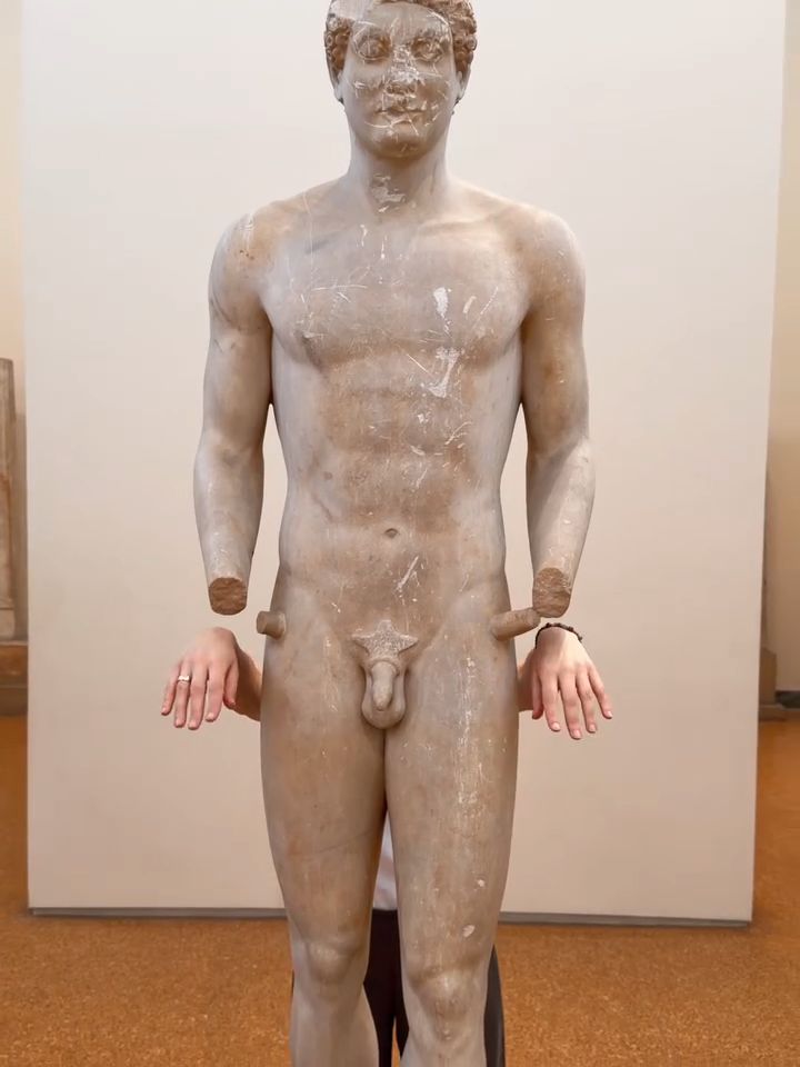 Kobiece dłonie na zdjęciu z wakacji Barona