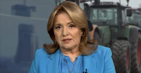 Danuta Holecka ZŁAGODNIAŁA w TV Republika? Ekspert od mowy ciała: "Pojawia się sarkastyczny uśmiech, kpina, ironia, szyderstwo"