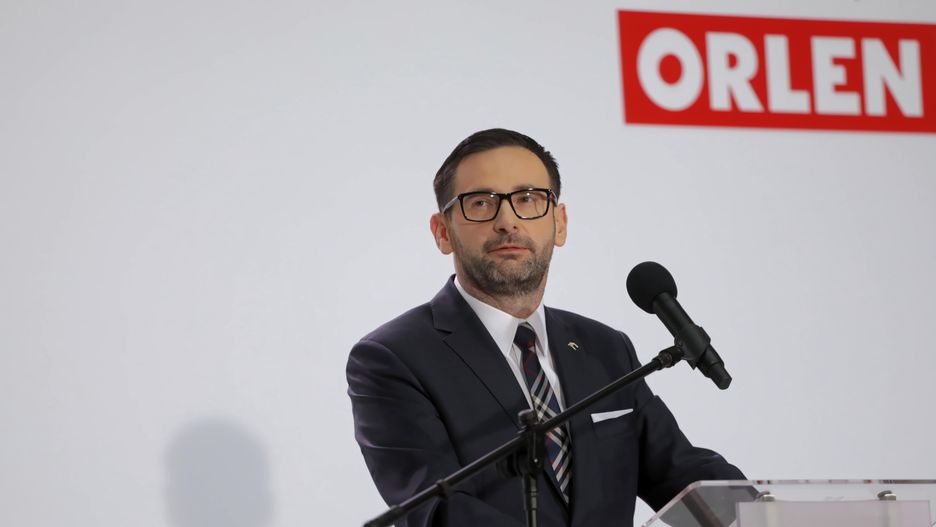 Daniel ObajtekWarszawa, 12.01.2022. Prezes zarz�du PKN ORLEN Daniel Obajtek podczas konferencji prasowej w lobby budynku Senator w Warszawie, 12 bm. Spotkanie dot. om�wienia strategicznego rozwoju Grupy ORLEN. (az/doro) PAP/Albert ZawadaAlbert Zawadabriefing, Grupa Orlen, konferencja, ORLEN, paliwo paliwa, PKN Orlen, prasowa, prezes, rozw�j, zarz�du