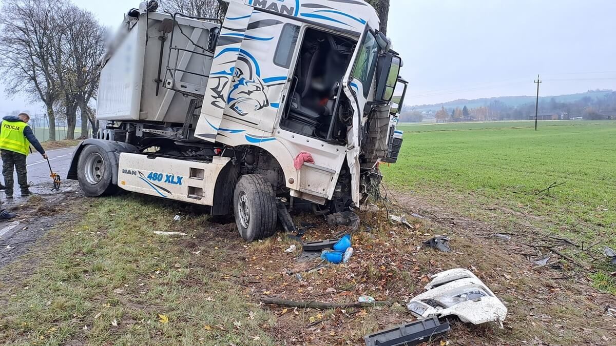 Kierowca ciężarowego MAN po zderzeniu z kią uderzył w drzewo