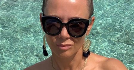 Gibka Kinga Rusin w KOSTIUMIE KĄPIELOWYM wskakuje w lazur oceanu (FOTO)