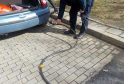 Warszawa. 35-latka odjechała ze stacji paliw z wężem do tankowania