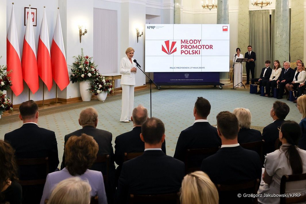 Agata Kornhauser-Duda w białym garniturze 