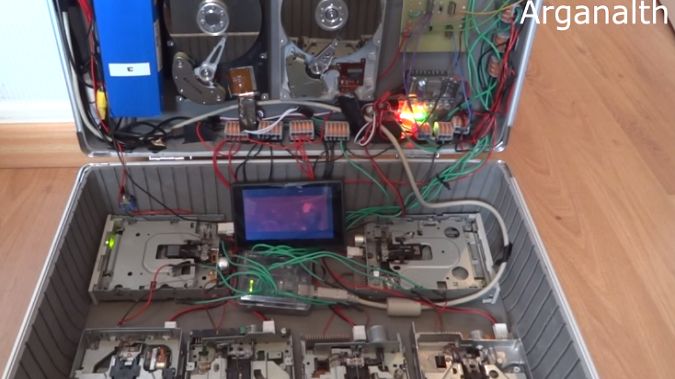 Dyski twarde i dyskietki instrumentem! Nietypowe wykonanie piosenki Nirvany 1