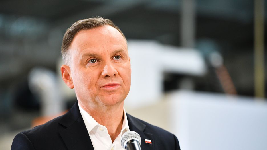 Radom, 17.03.2023. Prezydent RP Andrzej Duda podczas wizyty w Fabryce Broni �Łucznik� w Radomiu, 17 bm. Prezydent zapoznał się z realizowaną na potrzeby Sił Zbrojnych RP oraz innych polskich i zagranicznych odbiorców produkcją uzbrojenia, w tym karabinków MSBS GROT, a także planami rozwoju firmy. (ad) PAP/Piotr Polak