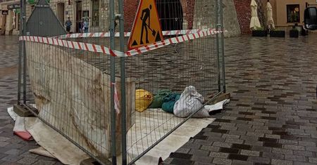 Roboty ziemne przed Bramą Krakowską. Trwa montaż rekonstrukcji żeliwnej studni