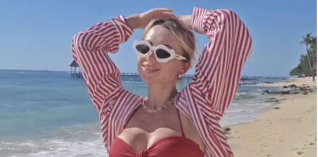 Wersow hasa po plaży, prezentując smukłą sylwetkę w czerwonym bikini (ZDJĘCIA)