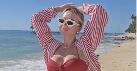 Wersow hasa po plaży, prezentując smukłą sylwetkę w czerwonym bikini (ZDJĘCIA)