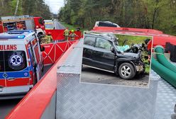 Zderzenie osobówki z autokarem. Zginął kierowca