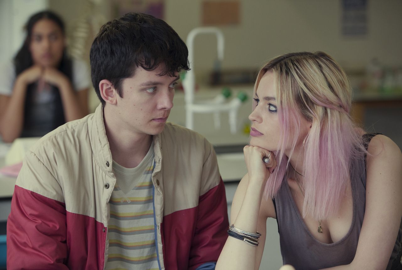 Asa Butterfield i Emma Mackey w "Sex Education"