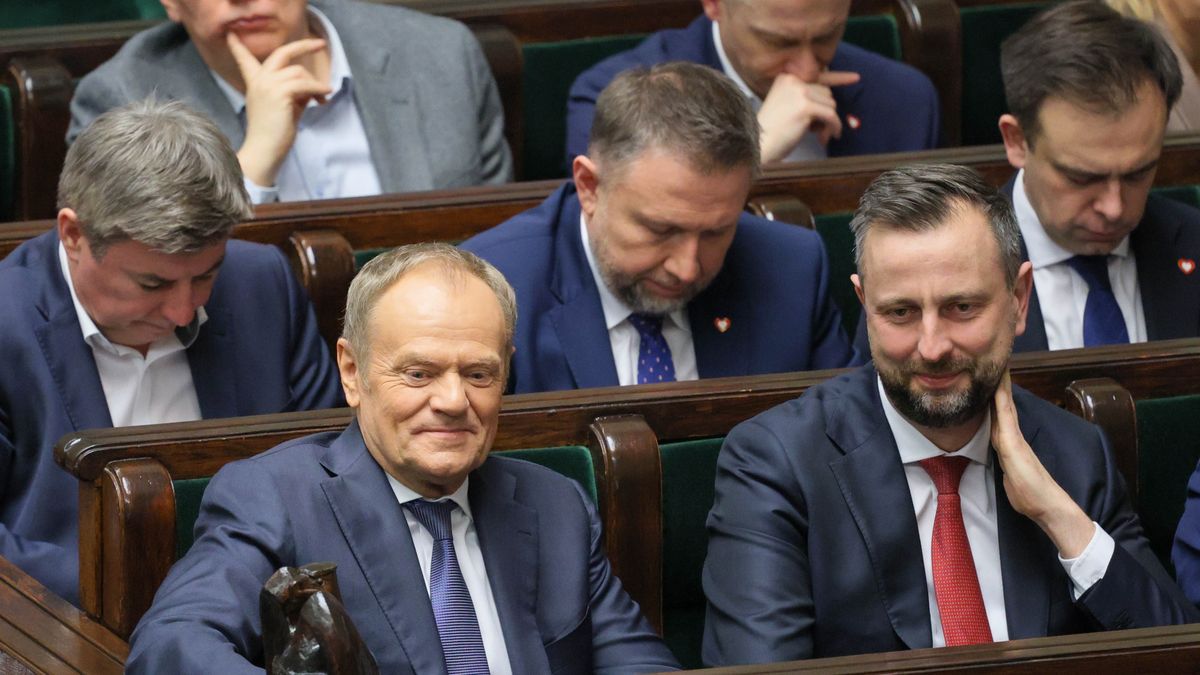 Warszawa, 27.02.2026. Pierwszy rząd: premier Donald Tusk (L), wicepremier, minister obrony narodowej Władysław Kosiniak-Kamysz (P), drugi rząd: szef KPRM Jan Grabiec (L), minister spraw wewnętrznych i administracji Marcin Kierwiński (2L), minister finansów i gospodarki Andrzej Domański na sali obrad Sejmu, 27 bm. W ostatnim dniu posiedzenia w Sejmie odbędą się głosowania, m.in. nad poprawkami Senatu do ustawy wdrażającej program SAFE. (sko) PAP/Paweł Supernak