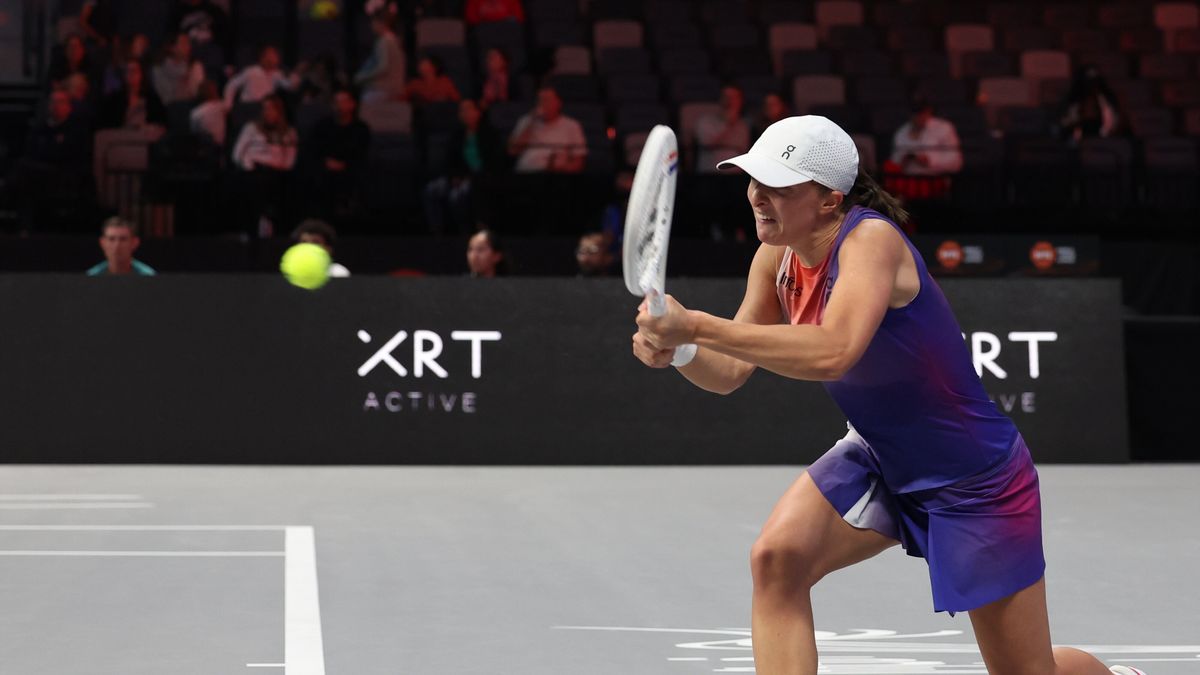 Team Eagles's Iga Swiatek of Poland in action against Team Kites during their World Tennis League women's doubles match in Abu Dhabi, United Arab Emirates, 19 December 2024. EPA/ALI HAIDER Dostawca: PAP/EPA.
