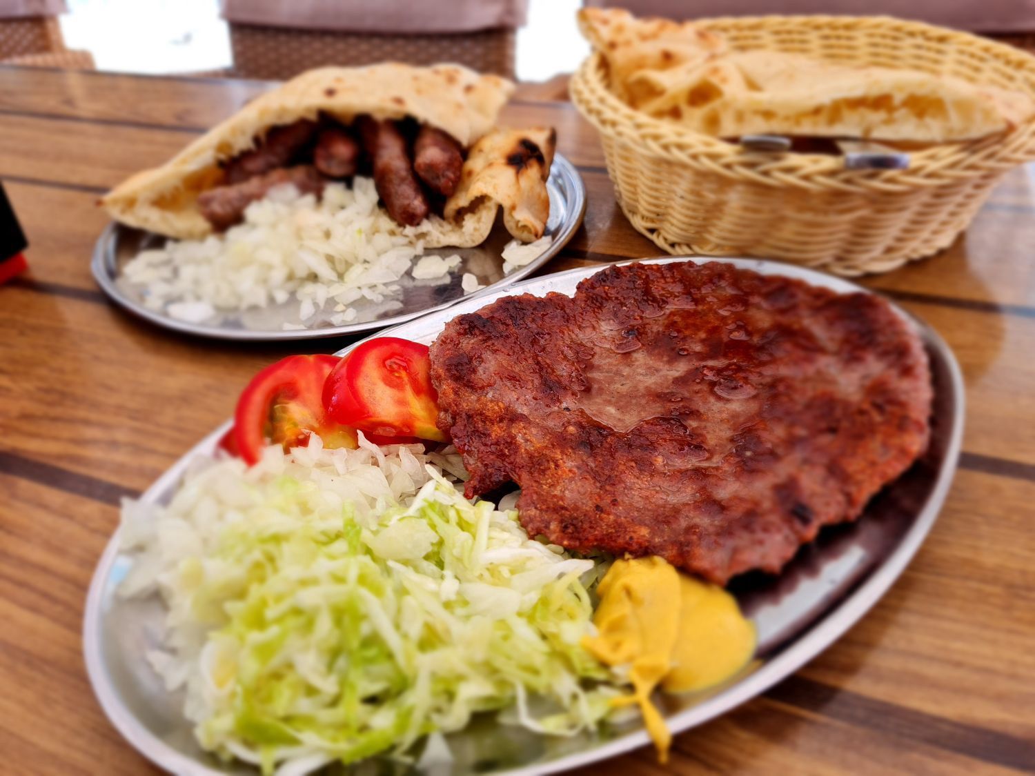 Przysmaki kuchni bośniackiej - pljeskavica i cevapi