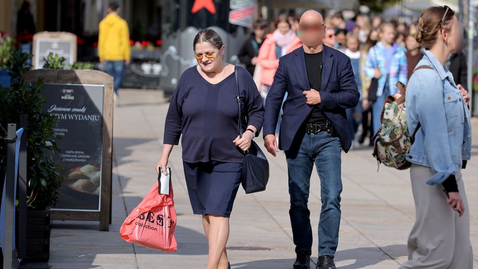 Krystyna Paw?owicz z ochroniarzemFOTO SEBASTIAN WIELECHOWSKI / SUPER EXPRESS / EAST NEWS / WARSZAWA 28/09/2021  KRYSTYNA PAWLOWICZ Z OCHRONIARZEM NA KRAKOWSKIM PRZEDMIESCIU POZUJE DO SELFIE.  U OCHRONIARZA POD MARYNARKA WIDAC BRON KROTKA. N/Z KRYSTYNA PAWLOWICZ SEDZIA TRYBUNAL KONSTYTUCYJNY SOP OCHRONIARZ BRON REKLAMOWKA   WSZYSTKIE ZDJEICIA NA AGENCJA.SE.COM.PLSEBASTIAN WIELECHOWSKI