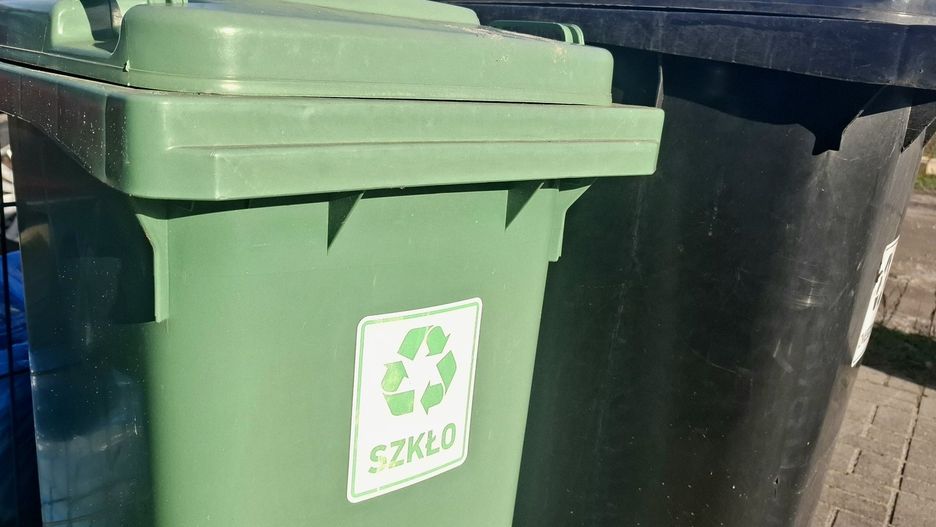 Od 1 stycznia 2026 roku chętni mieszkańcy będą mogli oddawać szkło bezpośrednio do zielonych pojemników, bez konieczności korzystania z worków. Rok później rozwiązanie to stanie się obowiązkowe