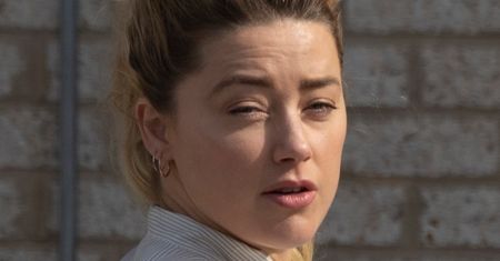 Amber Heard przyłapana PO RAZ PIERWSZY od zakończenia "procesu dekady"! Leciała prywatnym samolotem... (ZDJĘCIA)