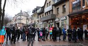 Zakopane. Gigantyczna kolejka na Krupówkach