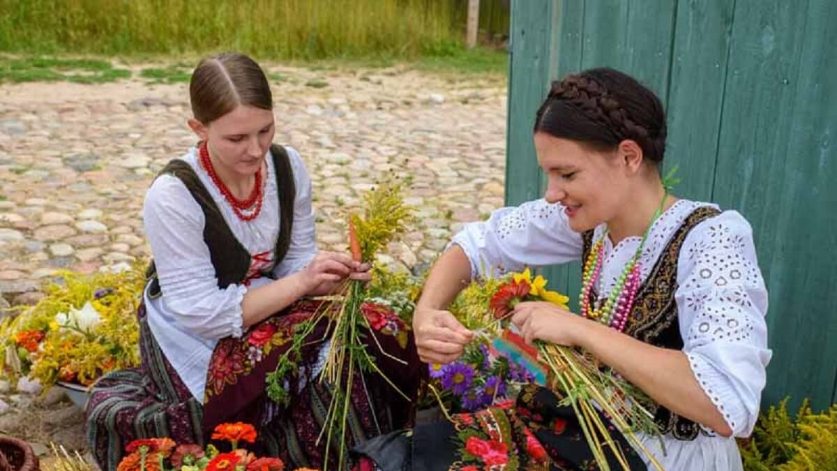 Kobiety w strojach z ziołami