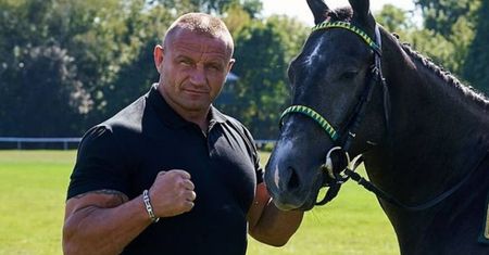 Mariusz Pudzianowski miesza z błotem reprezentację Polski. Wstawił prześmiewczego mema