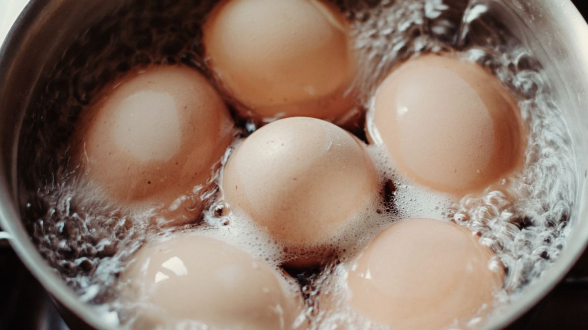 O obieraniu jajek warto pomyśleć już na etapie gotowania