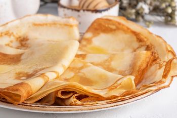Naleśniki bez jajek. Są miękkie i delikatne, ale się nie rwą